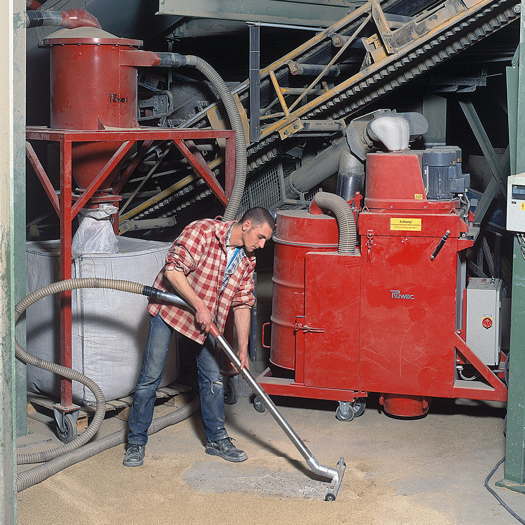 Ruwac industrisug DS4150 för damm-ex-området suger upp vermikulit presspån hos Kramer Progetha i Düsseldorf.