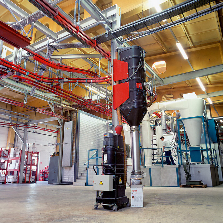 Ruwac uppsugningsanläggning för damm-ex-området suger upp pulver från glasfiberförstärkt plast hos Alucolor i Chemnitz.