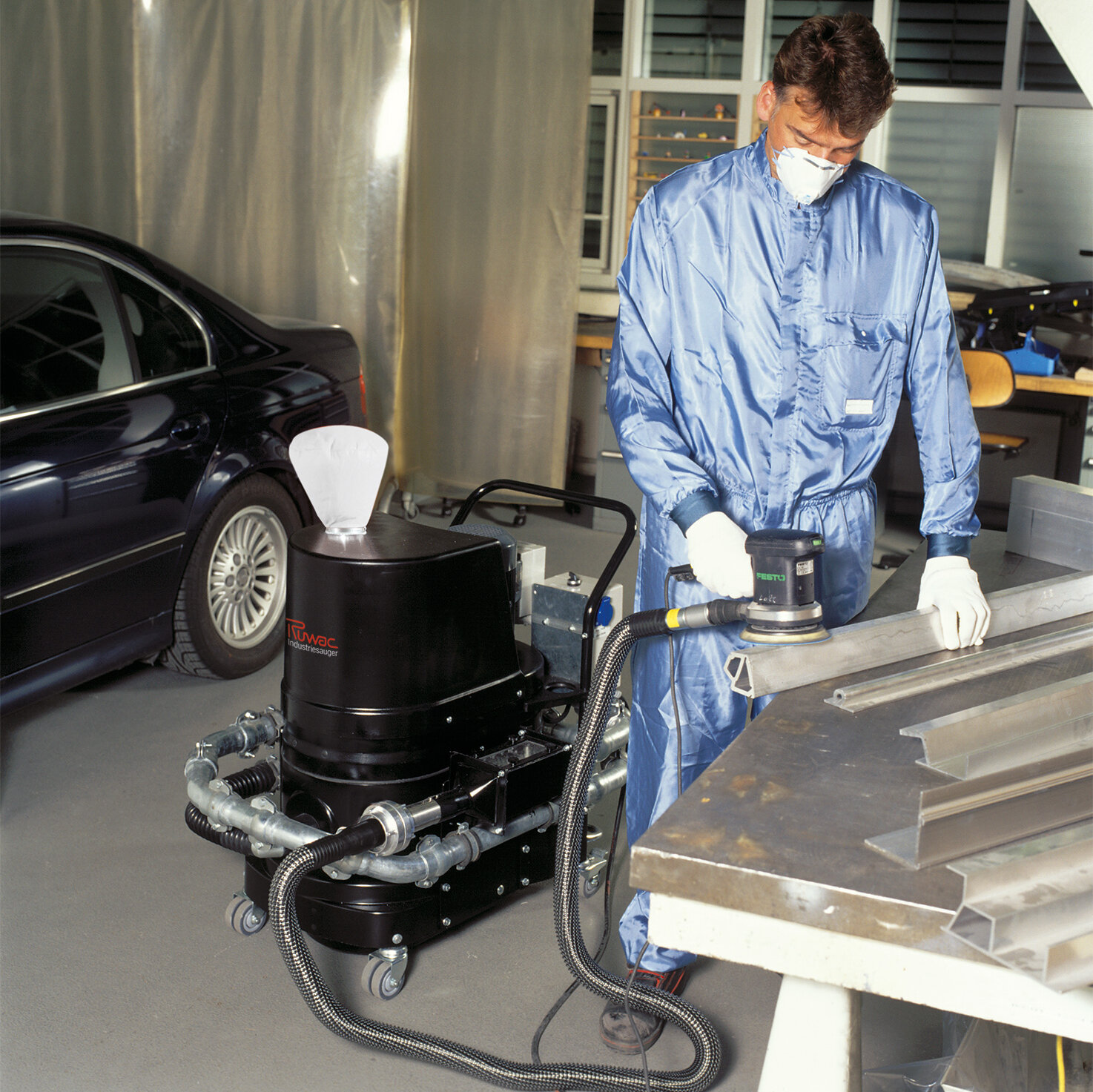 Ruwac industrisug R01 R022 med gnistfälla i damm-ex-området suger upp antändligt aluminiumdamm hos BMW München.