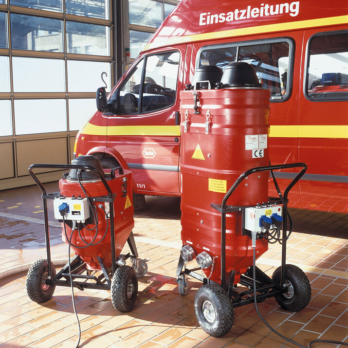 Ruwac vattensug WSP200 suger upp vatten hos fabriksbrandkåren inom Roche Diagnostics i Mannheim.