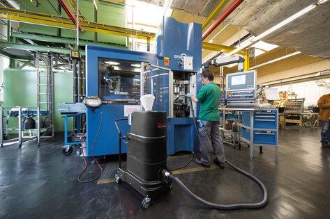 Ruwac industrisug DS1400 suger upp makrolondamm hos Chemion i Uerdingen